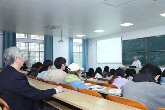 1645778722782651.jpg 1曹阳书记2月21日下午深入思政课课堂听课.jpg